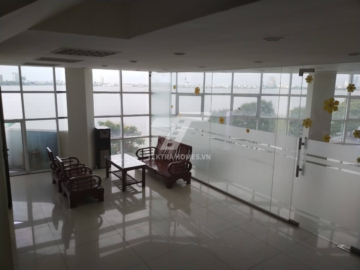 Cho thuê văn phòng đường Văn Cao view trọn hồ Tây