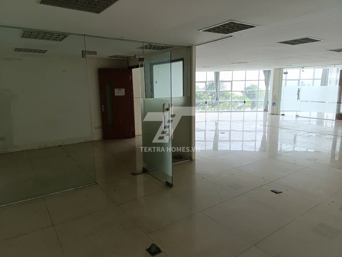 Cho thuê văn phòng đường Văn Cao view trọn hồ Tây