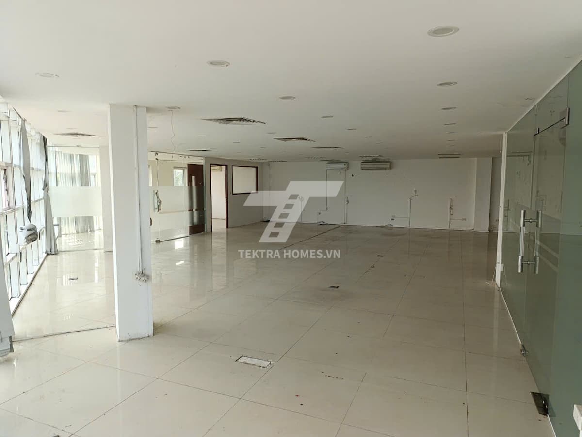 Cho thuê văn phòng đường Văn Cao view trọn hồ Tây