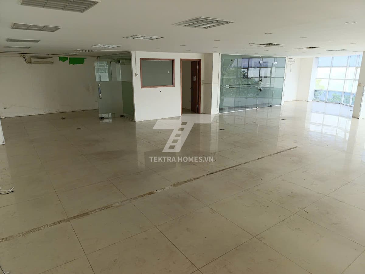 Cho thuê văn phòng đường Văn Cao view trọn hồ Tây
